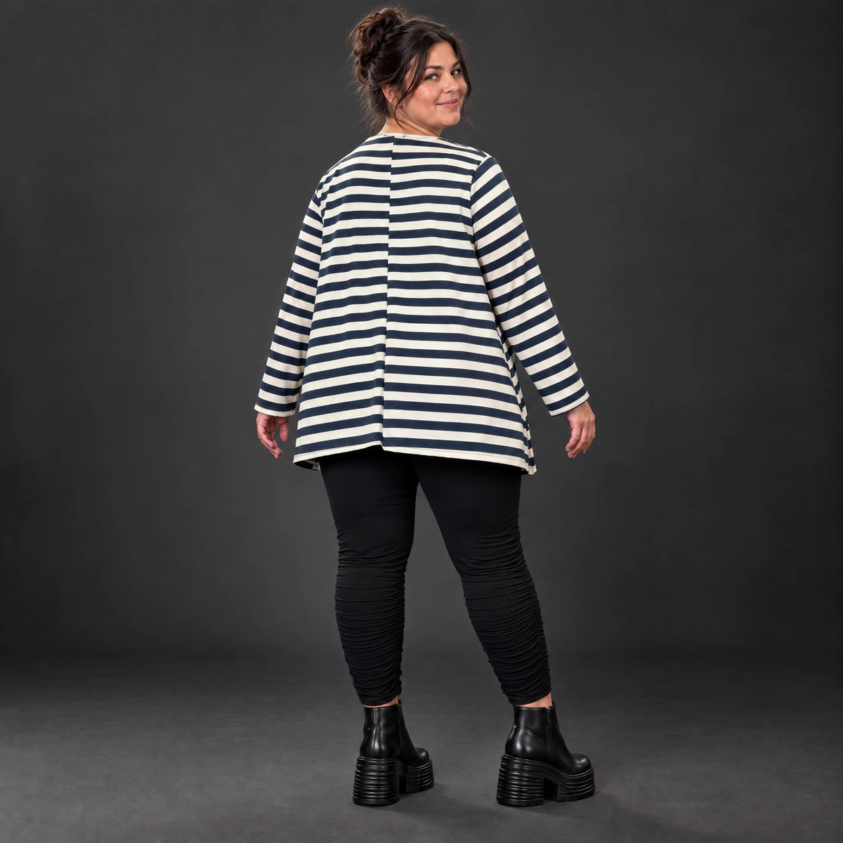 Langarmshirt in Creme/Dunkelblau mit A-Linie aus weichem Stretchjersey und Schlitzen