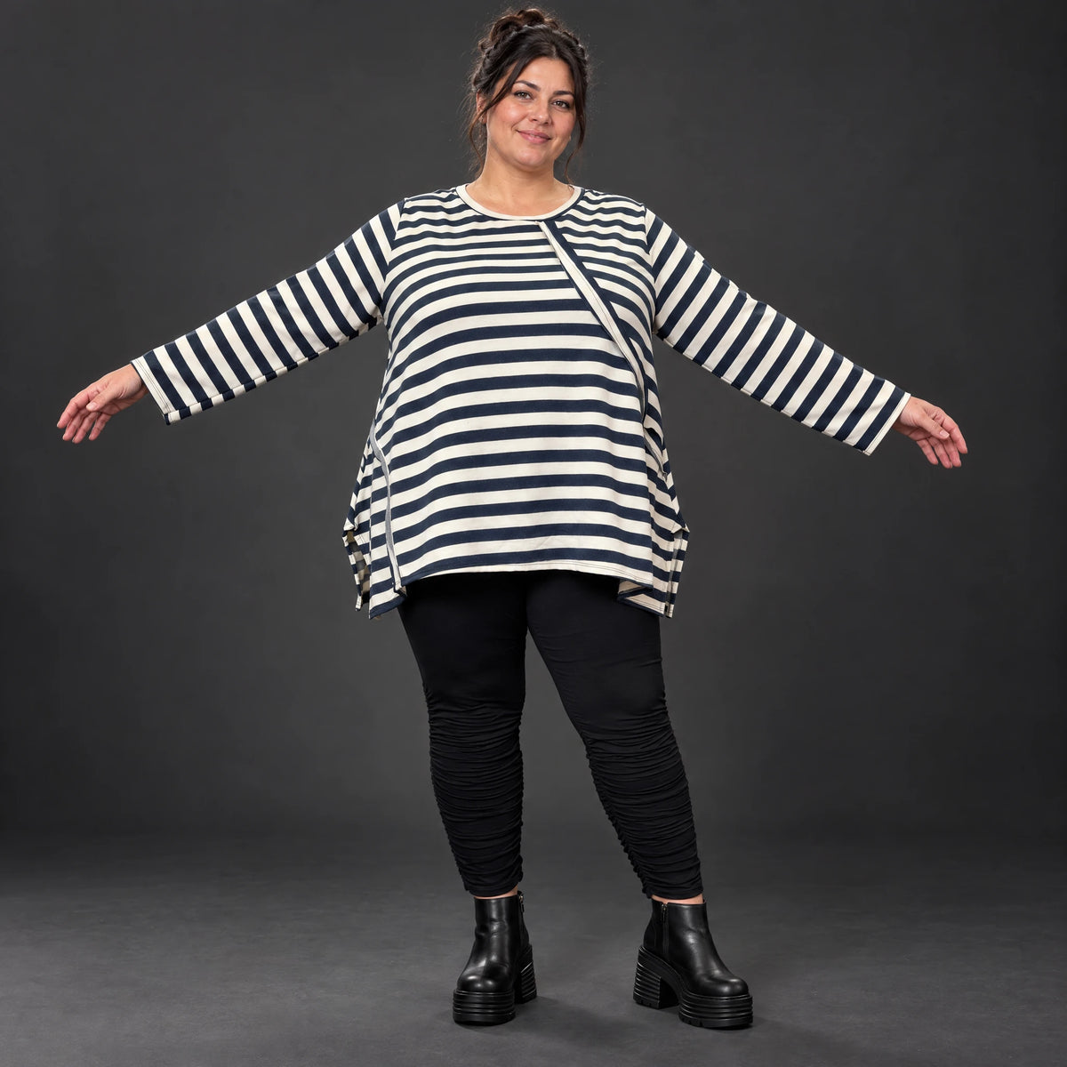 Langarmshirt in Creme/Dunkelblau mit A-Linie aus weichem Stretchjersey und Schlitzen