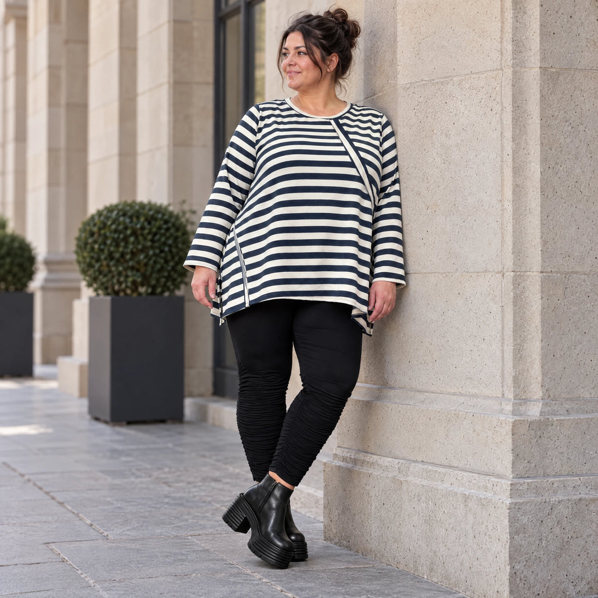 Langarmshirt in Creme/Dunkelblau mit A-Linie aus weichem Stretchjersey und Schlitzen