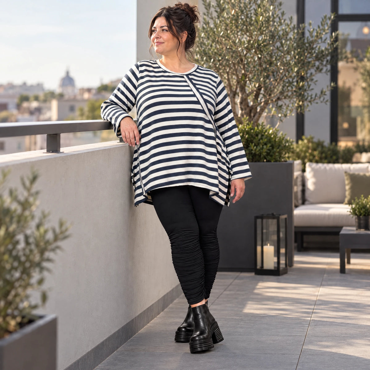 Langarmshirt in Creme/Dunkelblau mit A-Linie aus weichem Stretchjersey und Schlitzen