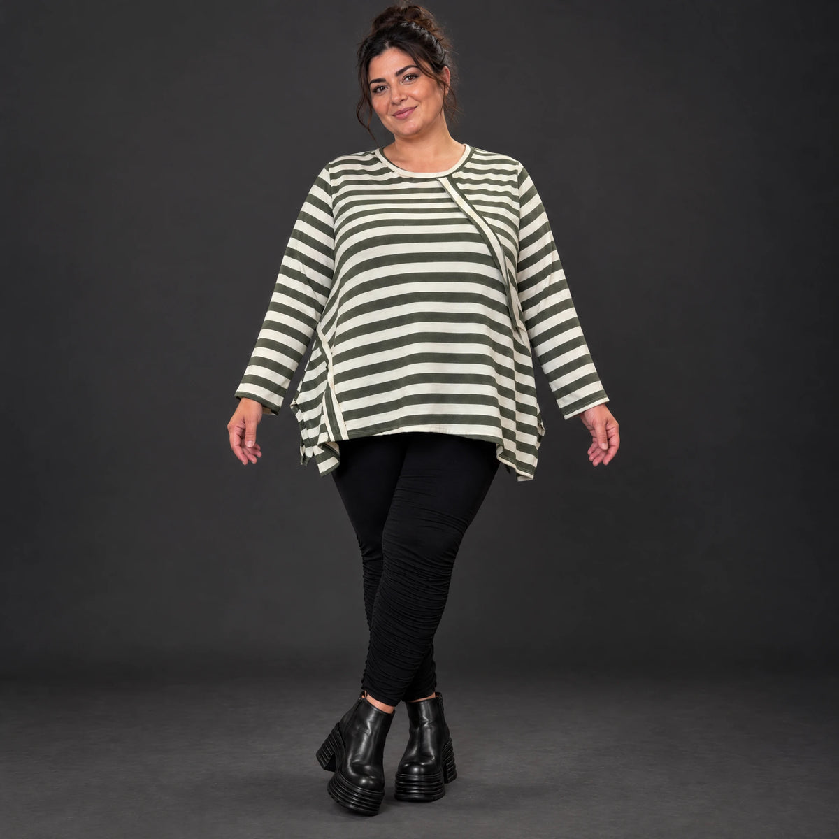 Langarmshirt in Creme/Dunkelgrün mit A-Linie aus warmem Stretchjersey und Faltennahtmuster