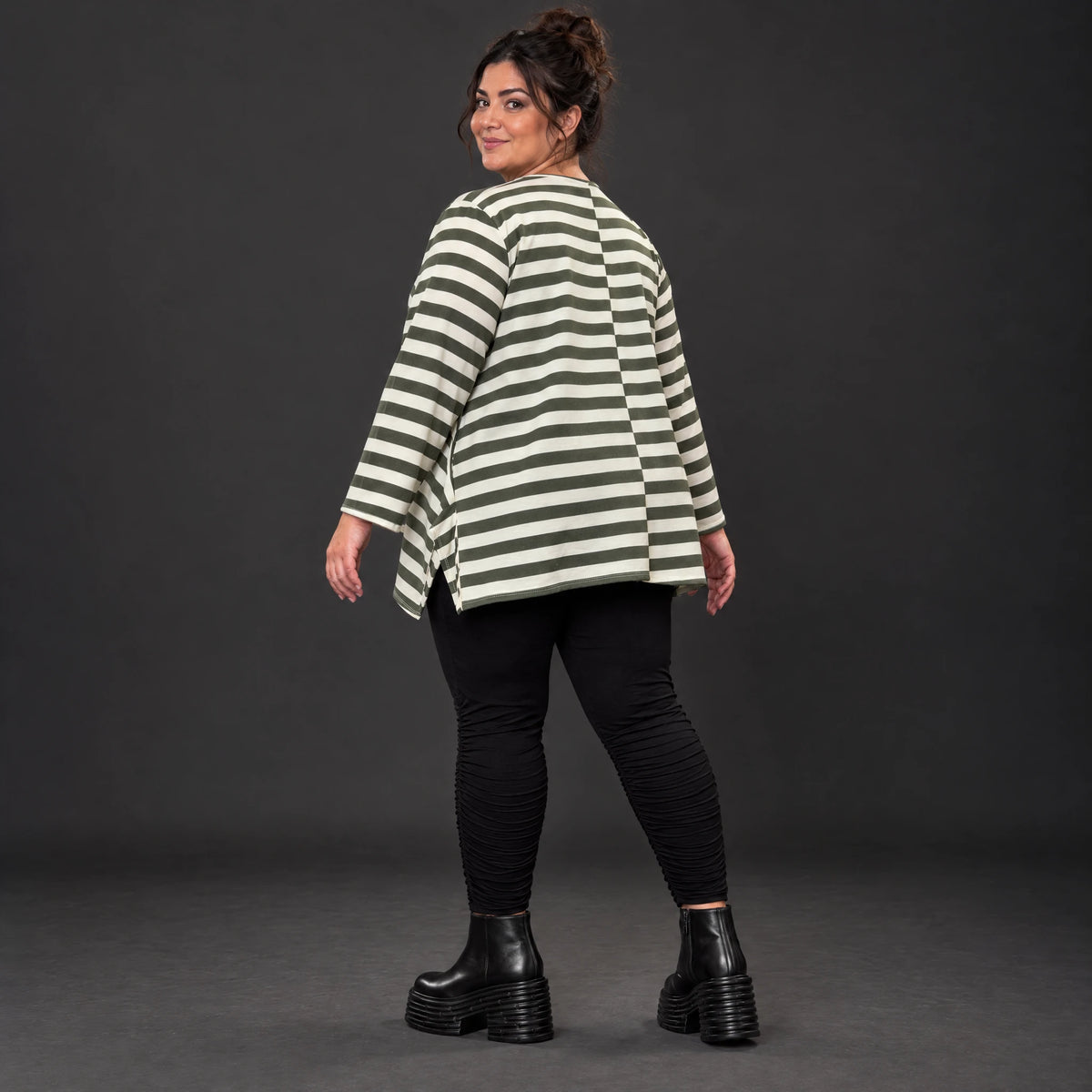 Langarmshirt in Creme/Dunkelgrün mit A-Linie aus warmem Stretchjersey und Faltennahtmuster