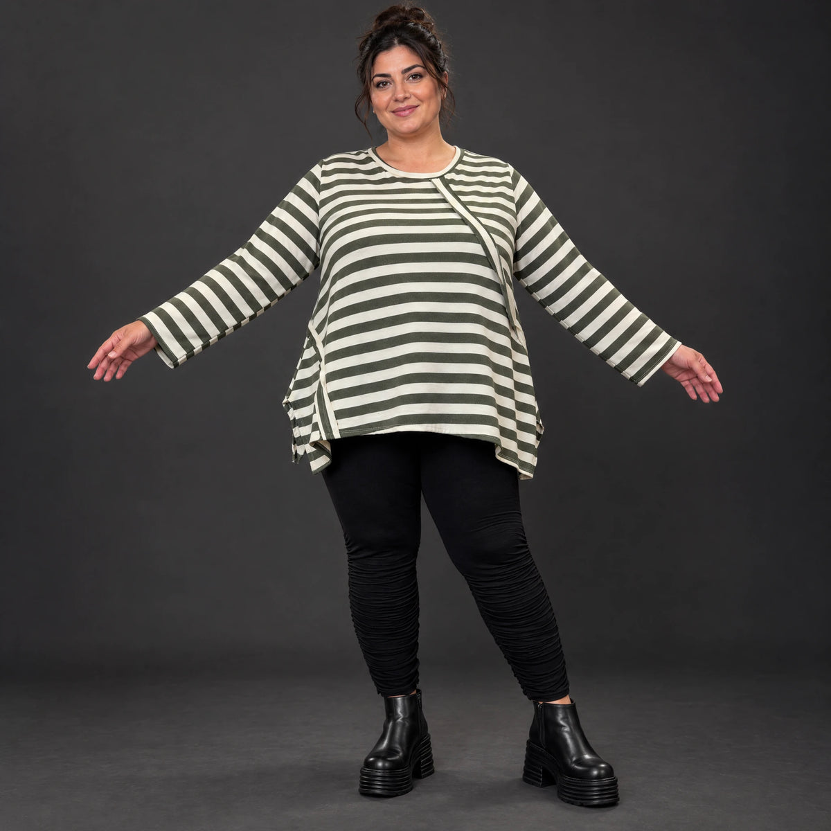 Langarmshirt in Creme/Dunkelgrün mit A-Linie aus warmem Stretchjersey und Faltennahtmuster
