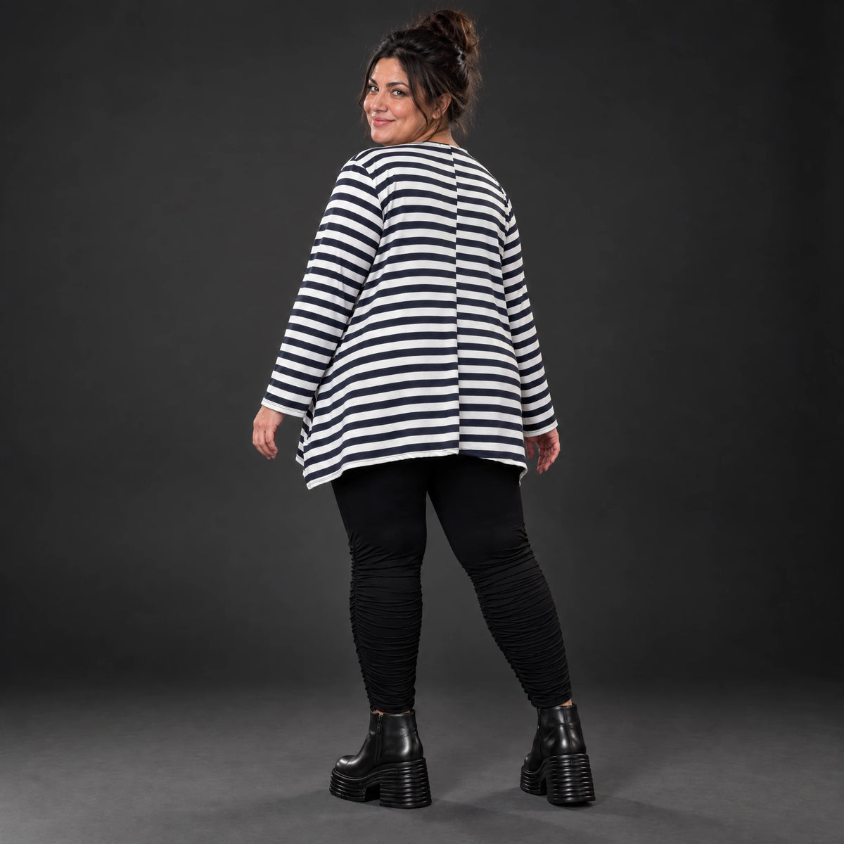 Langarmshirt Dunkelblau/Weiß aus weichem Stretchjersey in A-Linie mit Seitenschlitzen