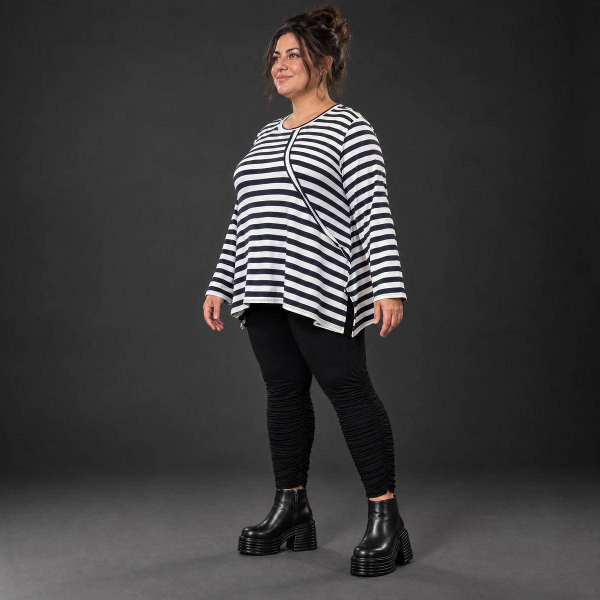 Langarmshirt Dunkelblau/Weiß aus weichem Stretchjersey in A-Linie mit Seitenschlitzen