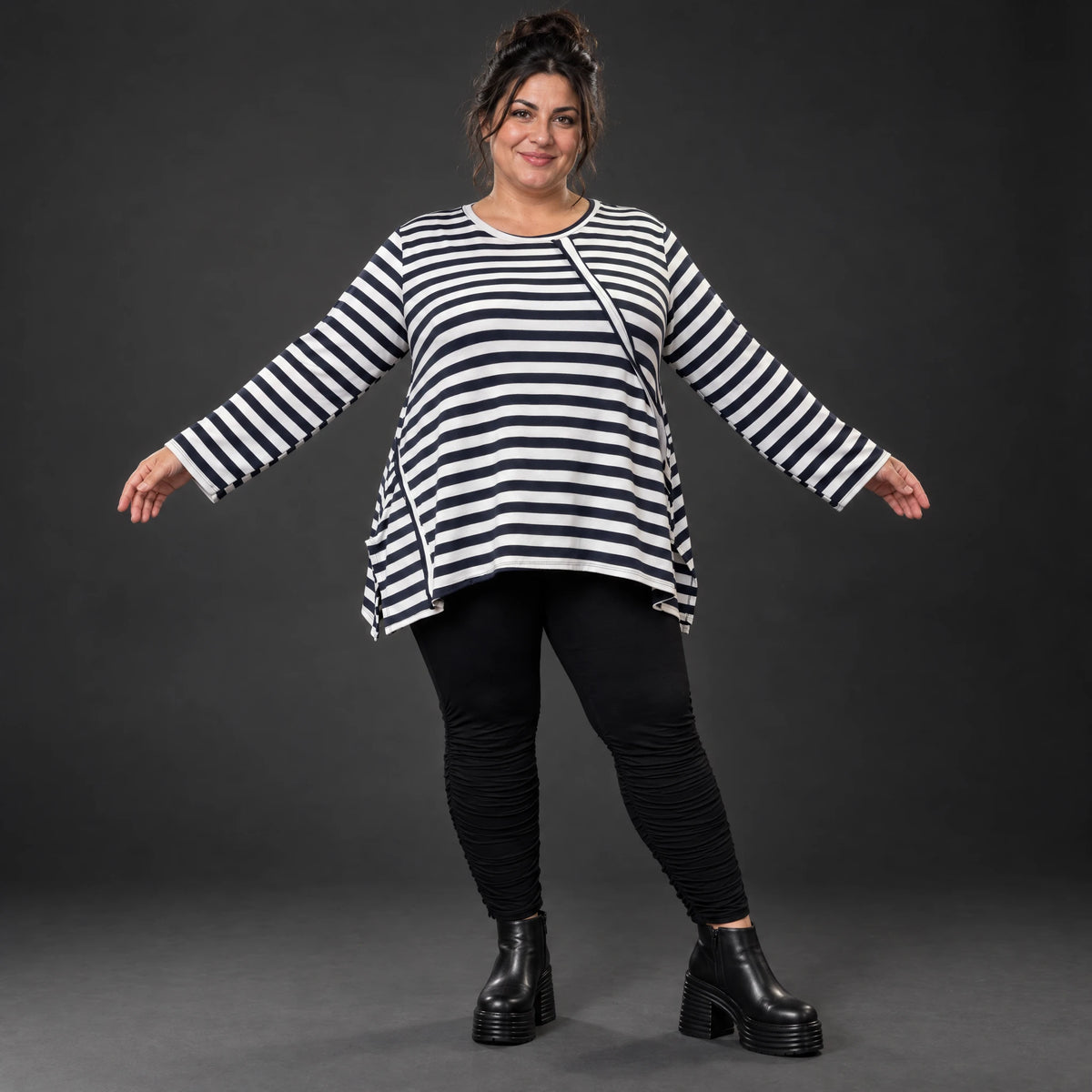 Langarmshirt Dunkelblau/Weiß aus weichem Stretchjersey in A-Linie mit Seitenschlitzen