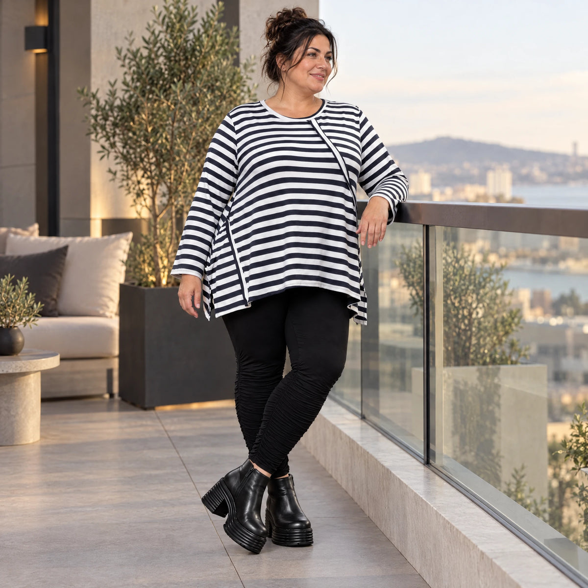 Langarmshirt Dunkelblau/Weiß aus weichem Stretchjersey in A-Linie mit Seitenschlitzen