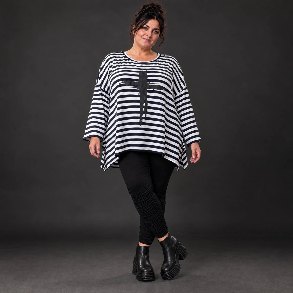 Langarmshirt in Dunkelblau/Weiß aus weichem Stretchjersey in A-Linie mit Seitenschlitzen