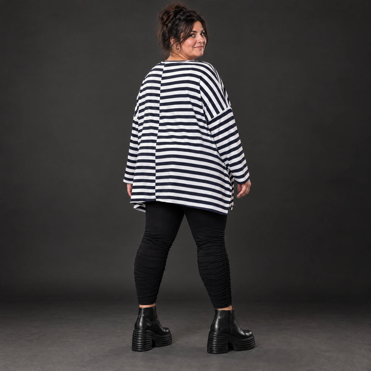 Langarmshirt in Dunkelblau/Weiß aus weichem Stretchjersey in A-Linie mit Seitenschlitzen