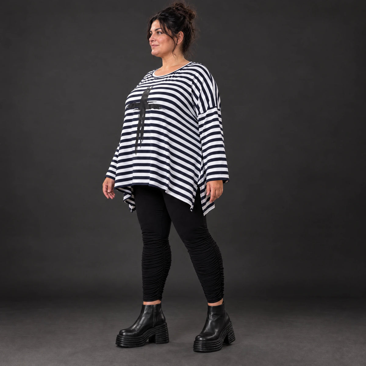 Langarmshirt in Dunkelblau/Weiß aus weichem Stretchjersey in A-Linie mit Seitenschlitzen