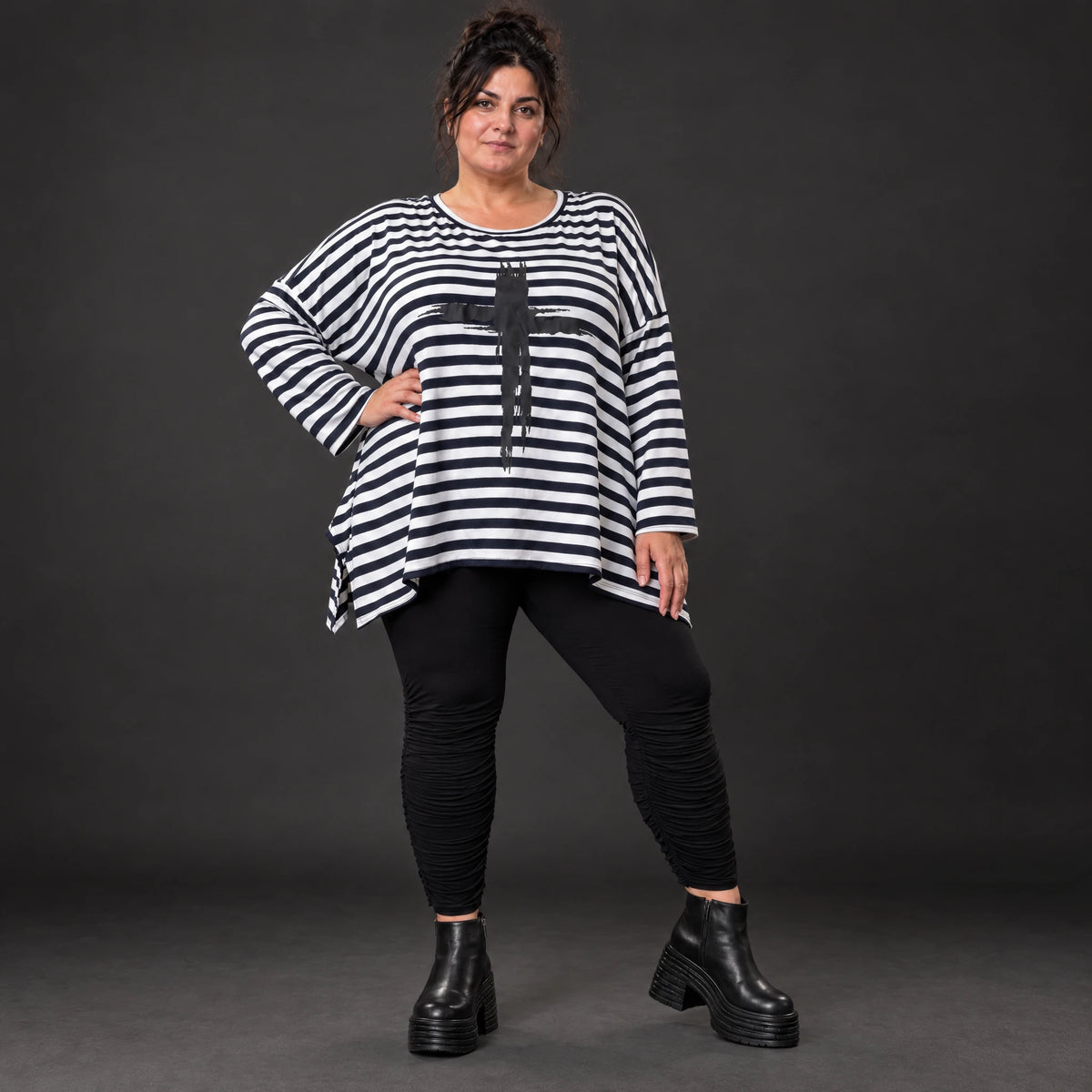 Langarmshirt in Dunkelblau/Weiß aus weichem Stretchjersey in A-Linie mit Seitenschlitzen