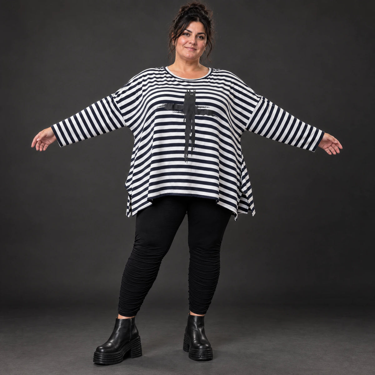 Langarmshirt in Dunkelblau/Weiß aus weichem Stretchjersey in A-Linie mit Seitenschlitzen