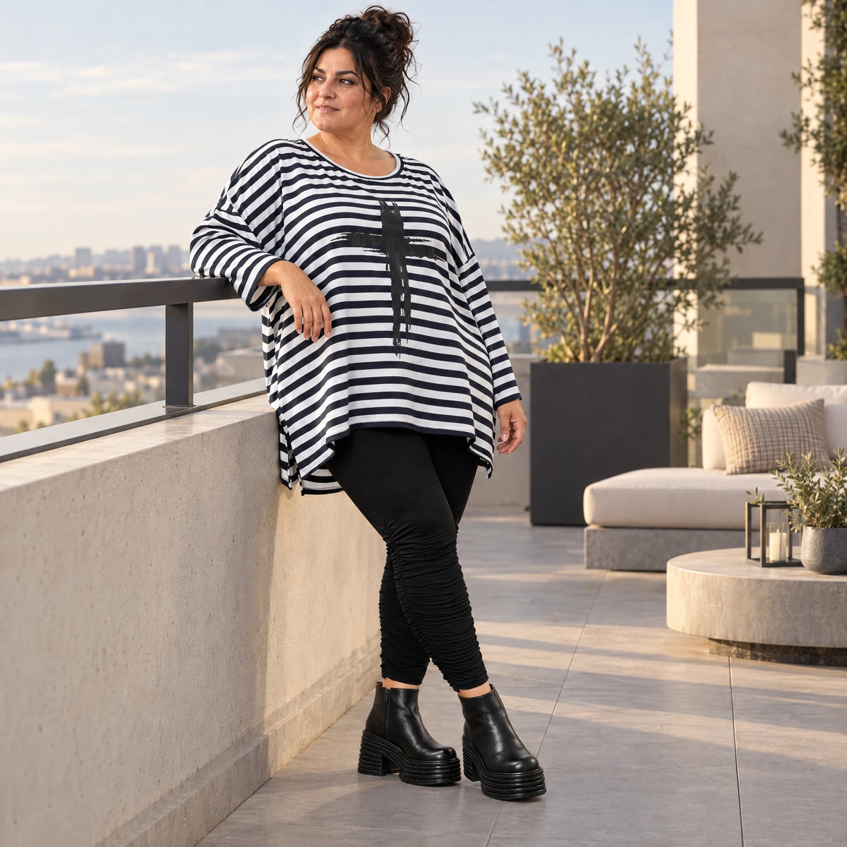 Langarmshirt in Dunkelblau/Weiß aus weichem Stretchjersey in A-Linie mit Seitenschlitzen