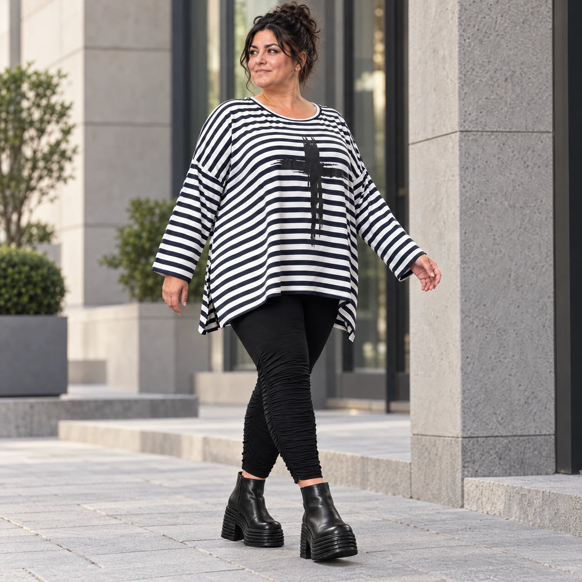 Langarmshirt in Dunkelblau/Weiß aus weichem Stretchjersey in A-Linie mit Seitenschlitzen