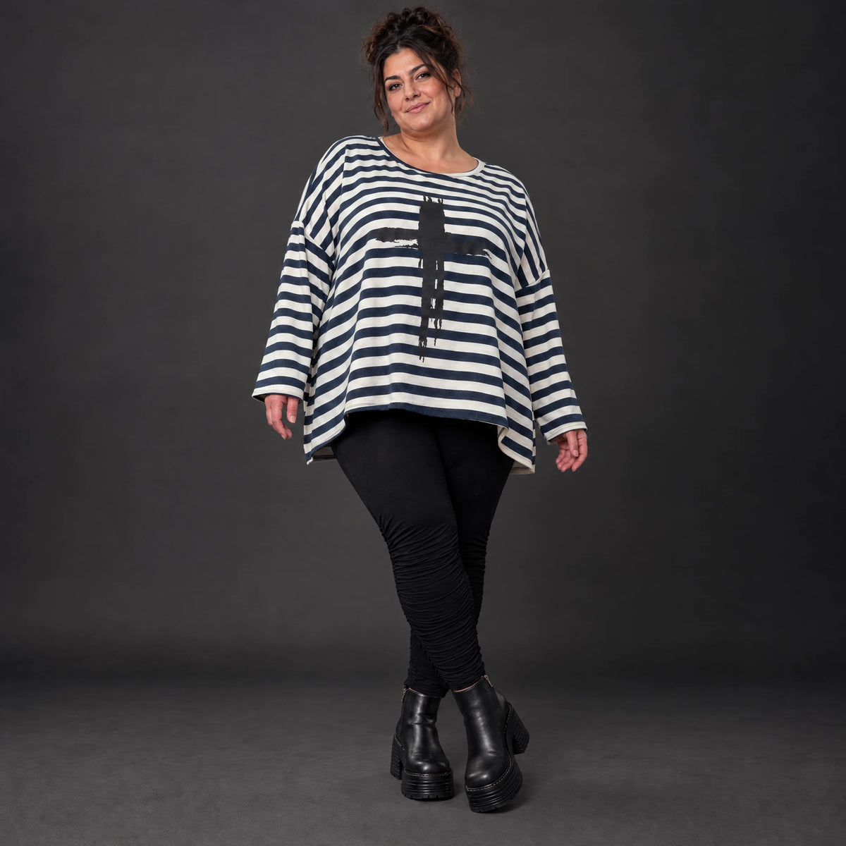 Langarmshirt in A-Linie aus Stretchjersey in Creme/Dunkelblau mit seitlichen Schlitzen