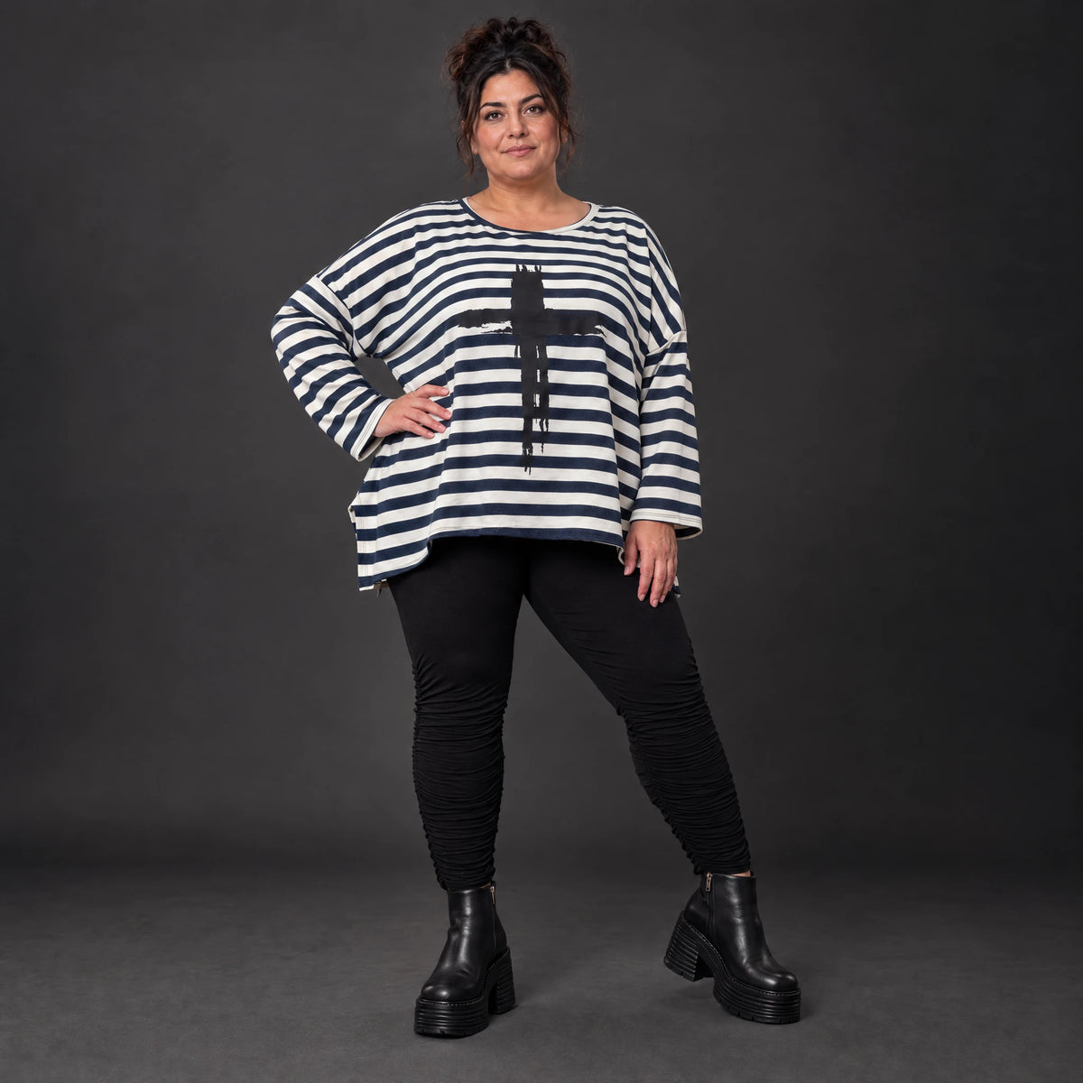 Langarmshirt in A-Linie aus Stretchjersey in Creme/Dunkelblau mit seitlichen Schlitzen