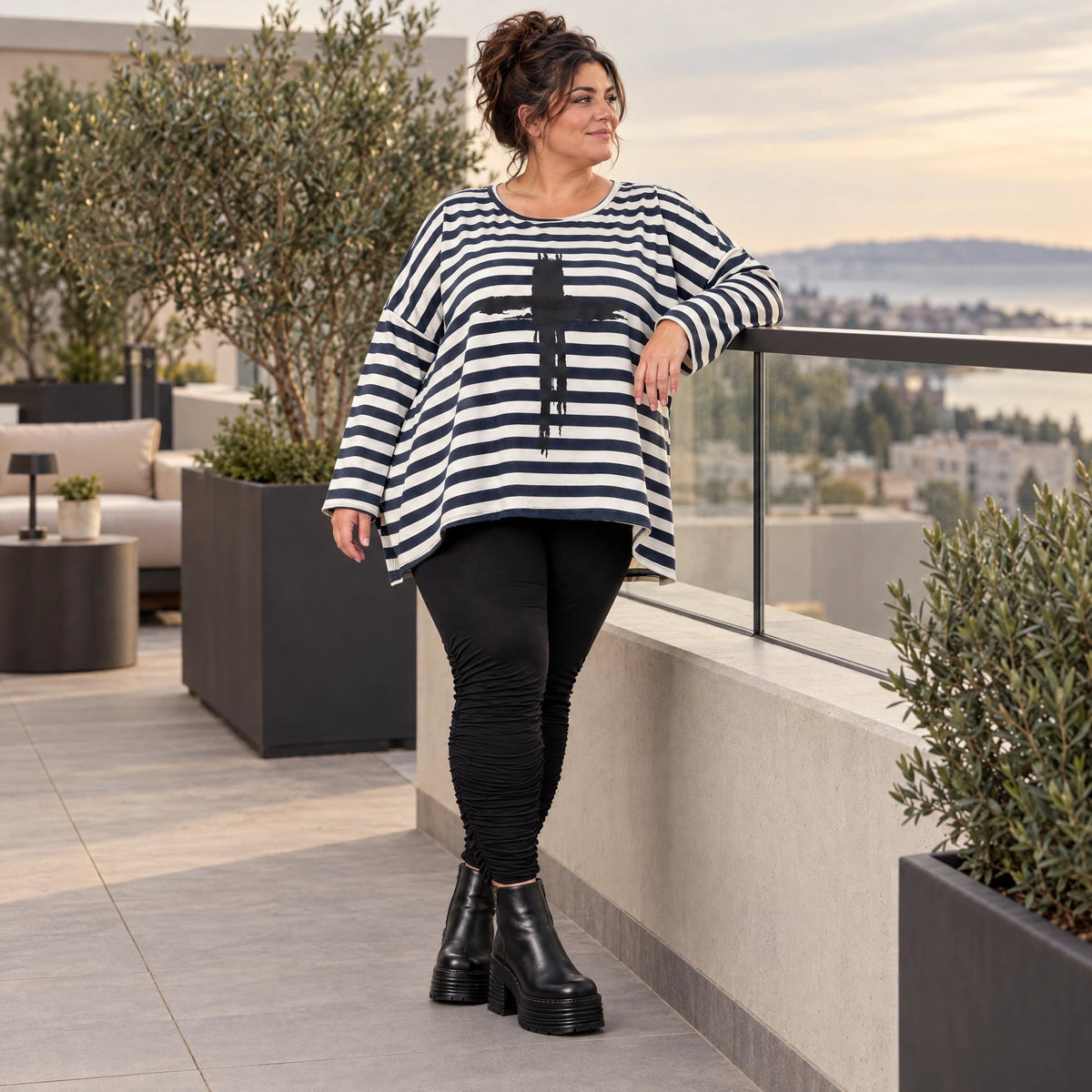 Langarmshirt in A-Linie aus Stretchjersey in Creme/Dunkelblau mit seitlichen Schlitzen