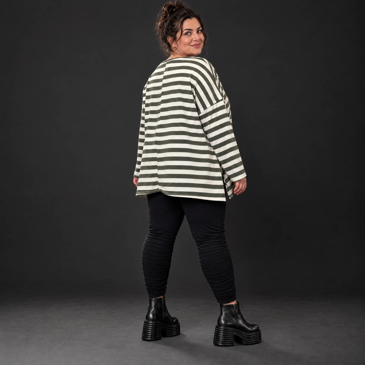 Langarmshirt Creme/Dunkelgrün aus Stretchjersey in lockerer A-Linie mit Seitenschlitzen