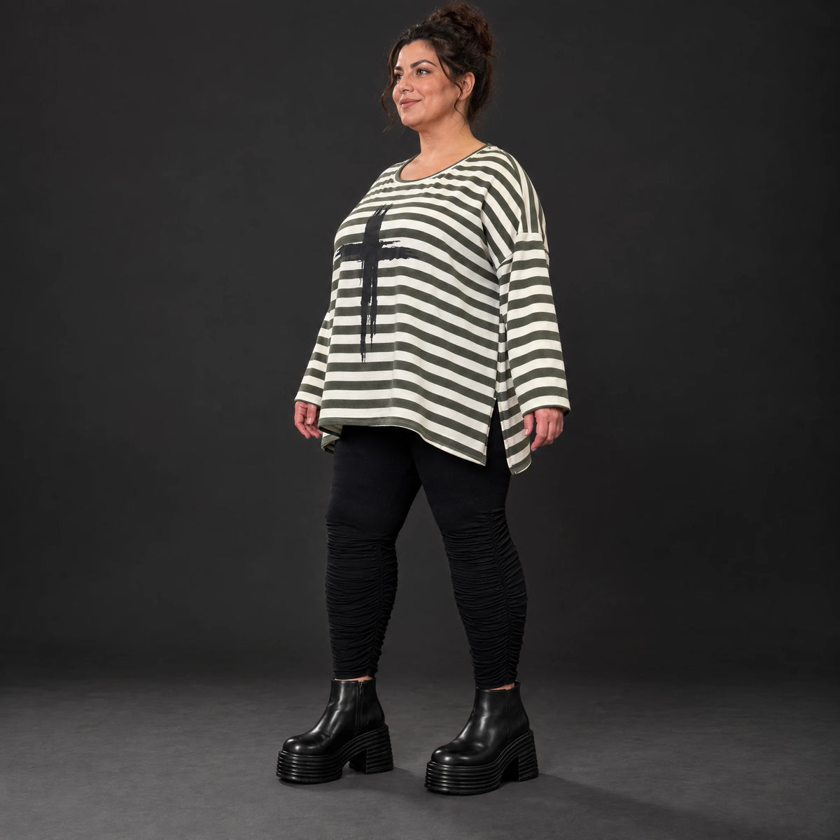 Langarmshirt Creme/Dunkelgrün aus Stretchjersey in lockerer A-Linie mit Seitenschlitzen