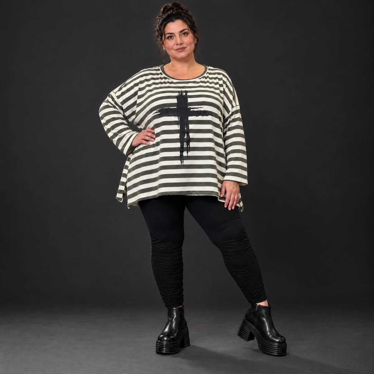Langarmshirt Creme/Dunkelgrün aus Stretchjersey in lockerer A-Linie mit Seitenschlitzen