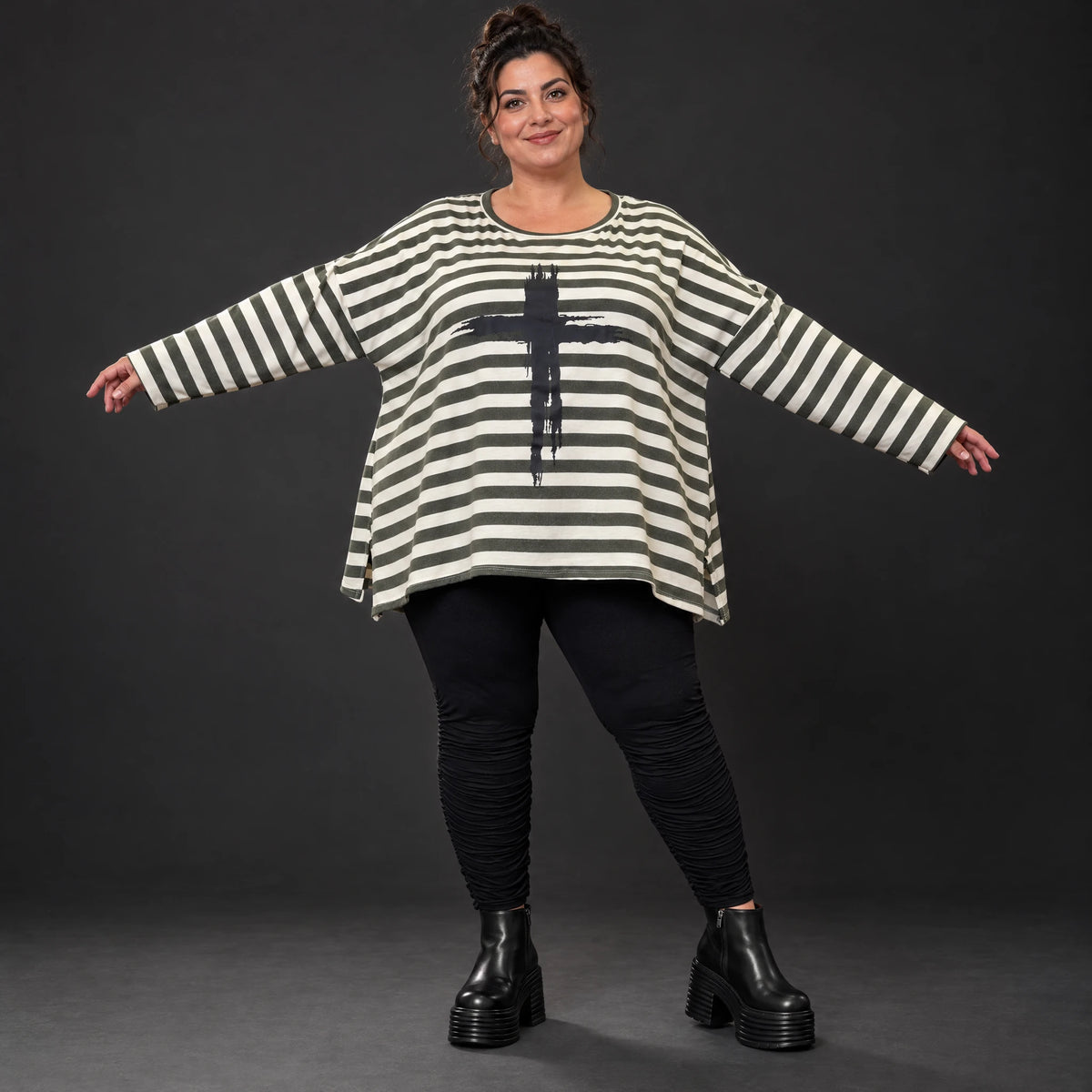 Langarmshirt Creme/Dunkelgrün aus Stretchjersey in lockerer A-Linie mit Seitenschlitzen