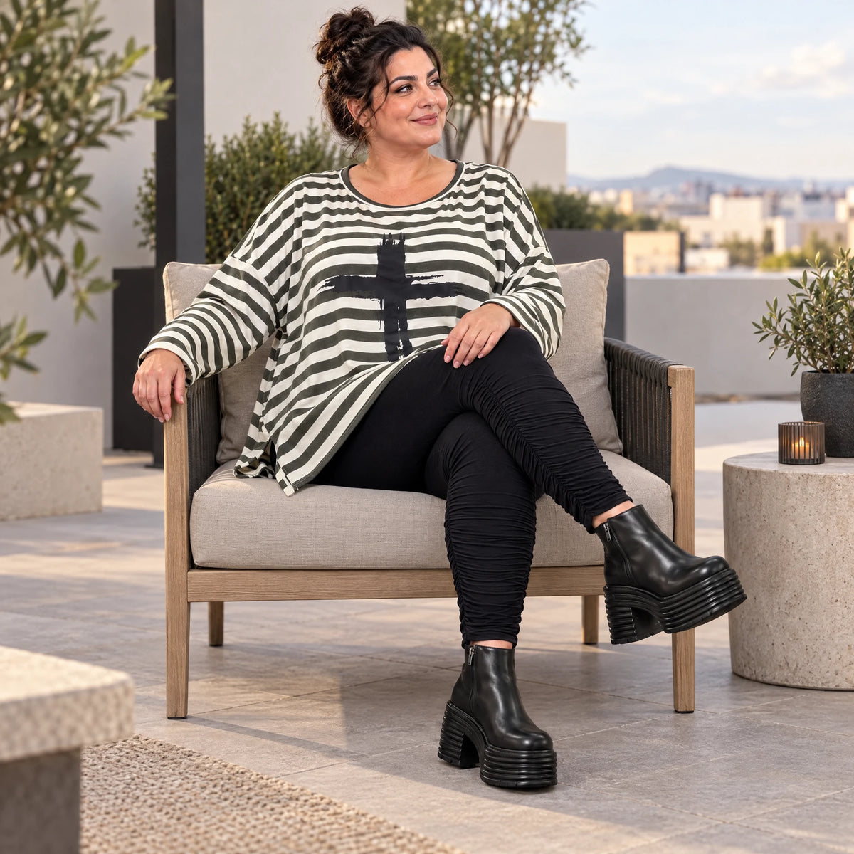 Langarmshirt Creme/Dunkelgrün aus Stretchjersey in lockerer A-Linie mit Seitenschlitzen