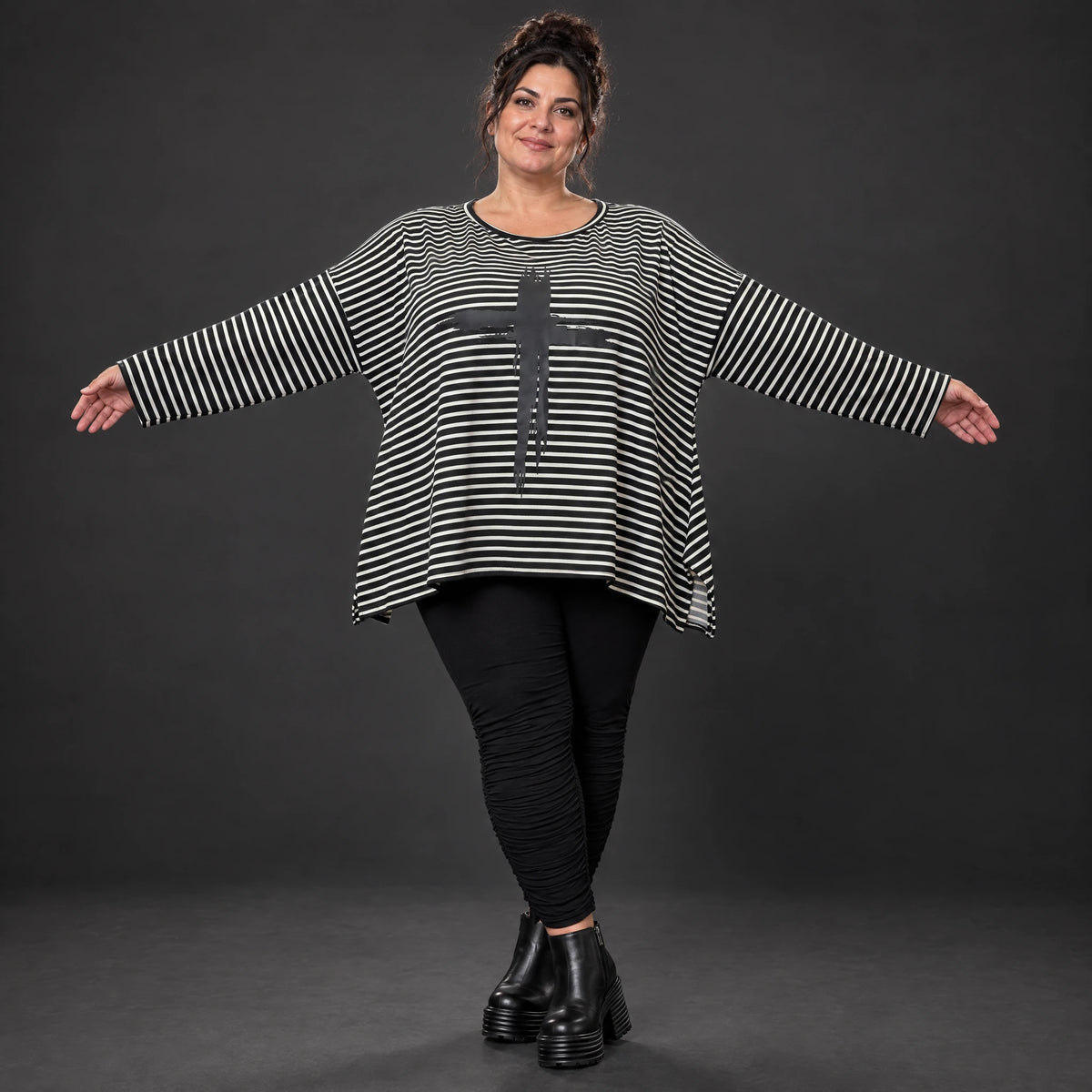 Langarmshirt in Schwarz/Weiß aus Stretchjersey mit A-Linie und seitlichen Schlitzen