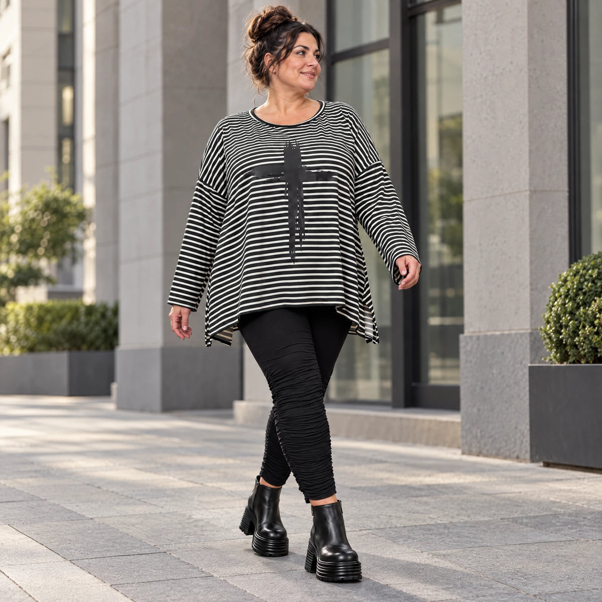 Langarmshirt in Schwarz/Weiß aus Stretchjersey mit A-Linie und seitlichen Schlitzen