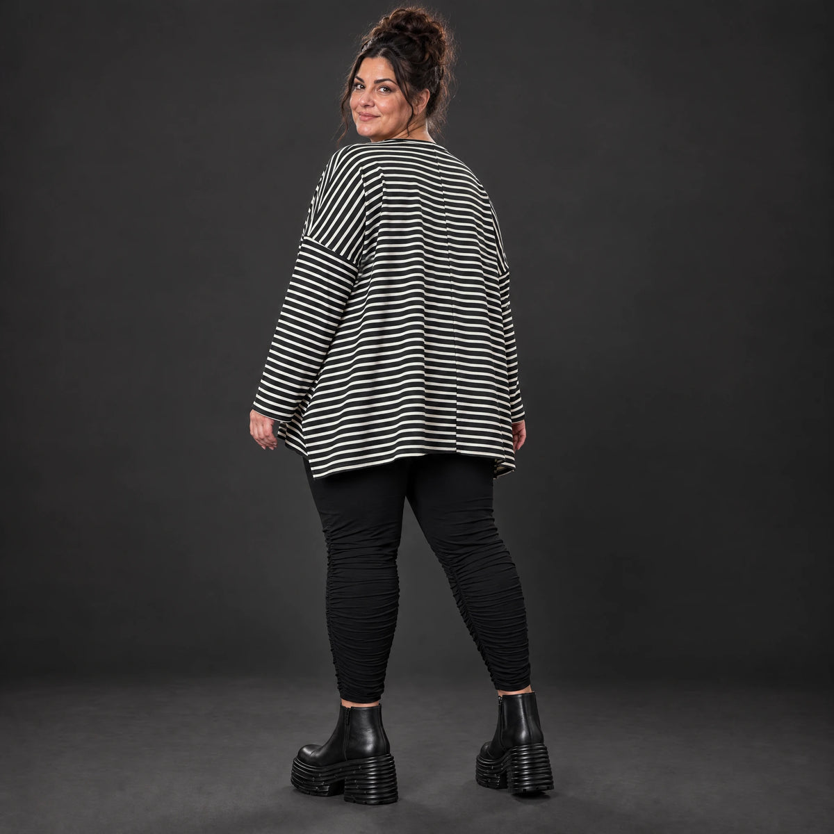 Langarmshirt in Schwarz/Weiß aus Stretchjersey mit A-Linie und seitlichen Schlitzen