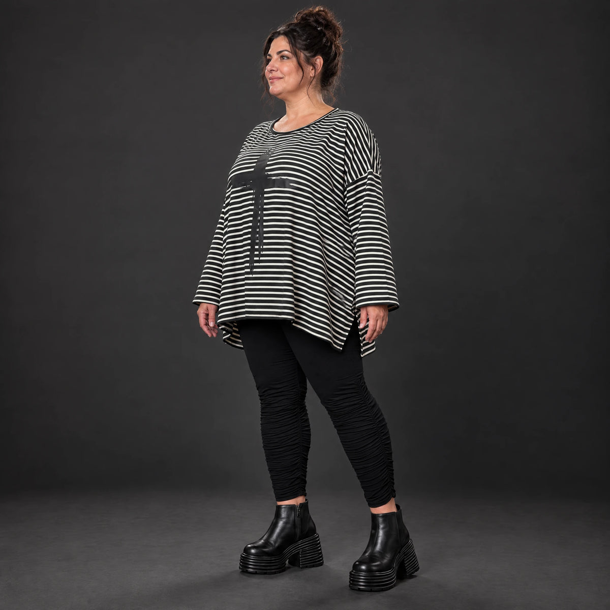 Langarmshirt in Schwarz/Weiß aus Stretchjersey mit A-Linie und seitlichen Schlitzen