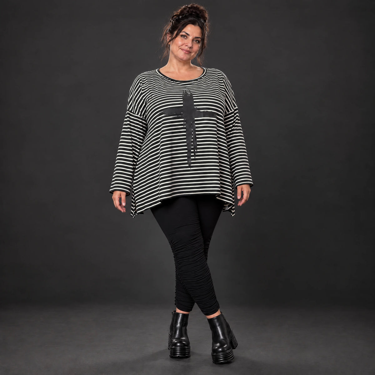 Langarmshirt in Schwarz/Weiß aus Stretchjersey mit A-Linie und seitlichen Schlitzen