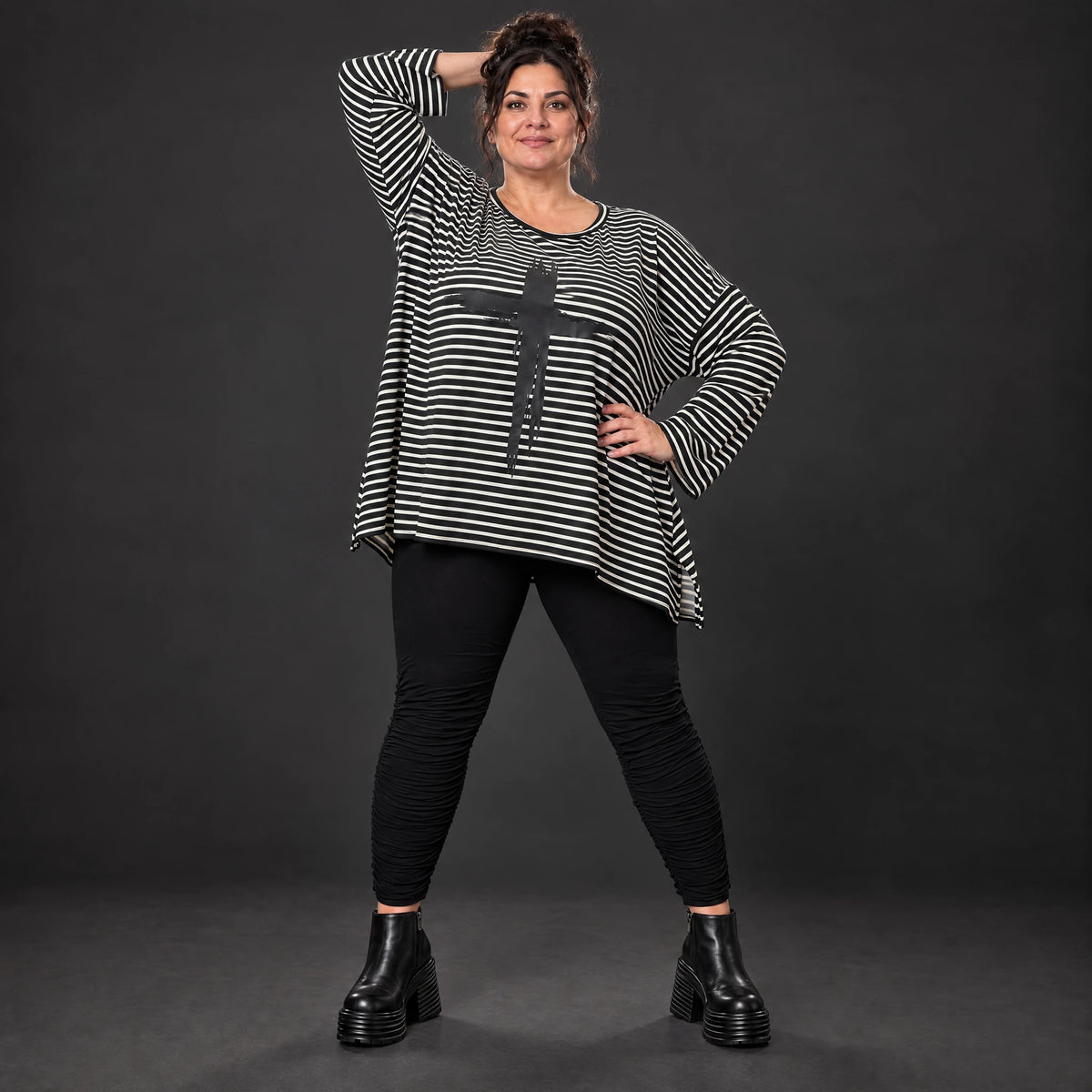 Langarmshirt in Schwarz/Weiß aus Stretchjersey mit A-Linie und seitlichen Schlitzen