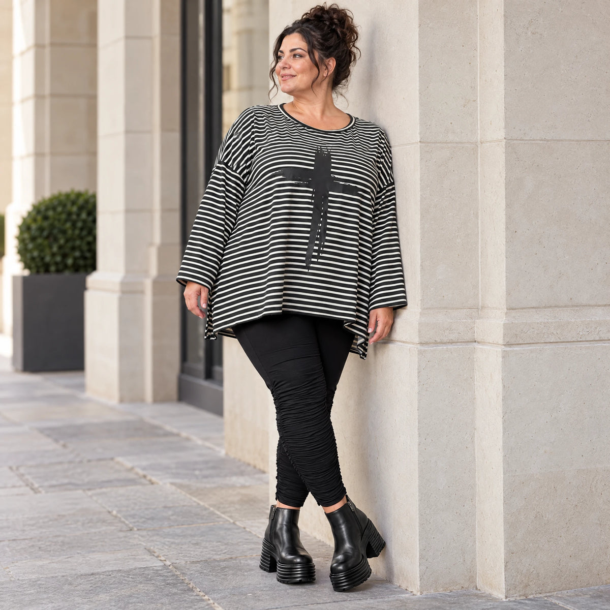 Langarmshirt in Schwarz/Weiß aus Stretchjersey mit A-Linie und seitlichen Schlitzen