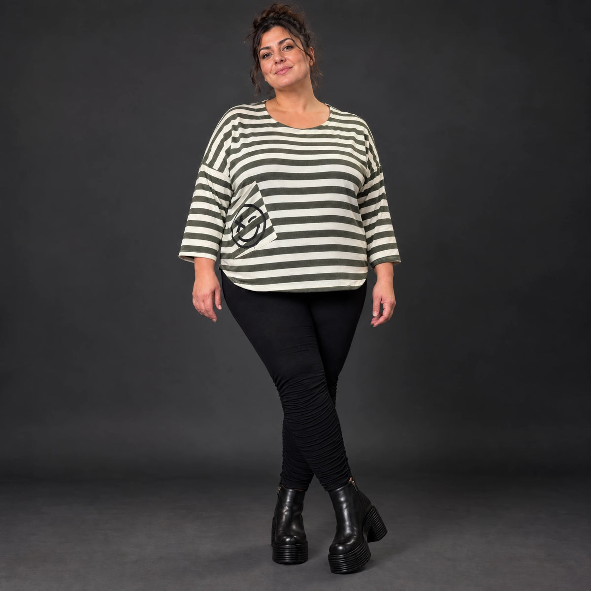 Shirt in Creme/Dunkelgrün aus weichem Stretchjersey mit 7/8-Arm und aufgesetzten Taschen