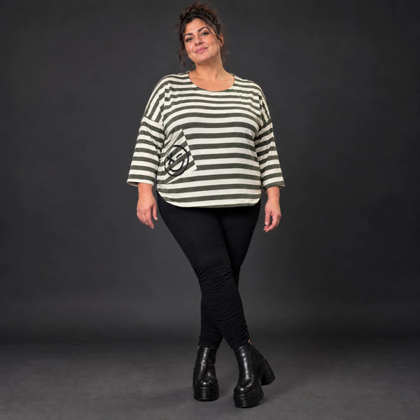 Shirt in Creme/Dunkelgrün aus weichem Stretchjersey mit 7/8-Arm und aufgesetzten Taschen
