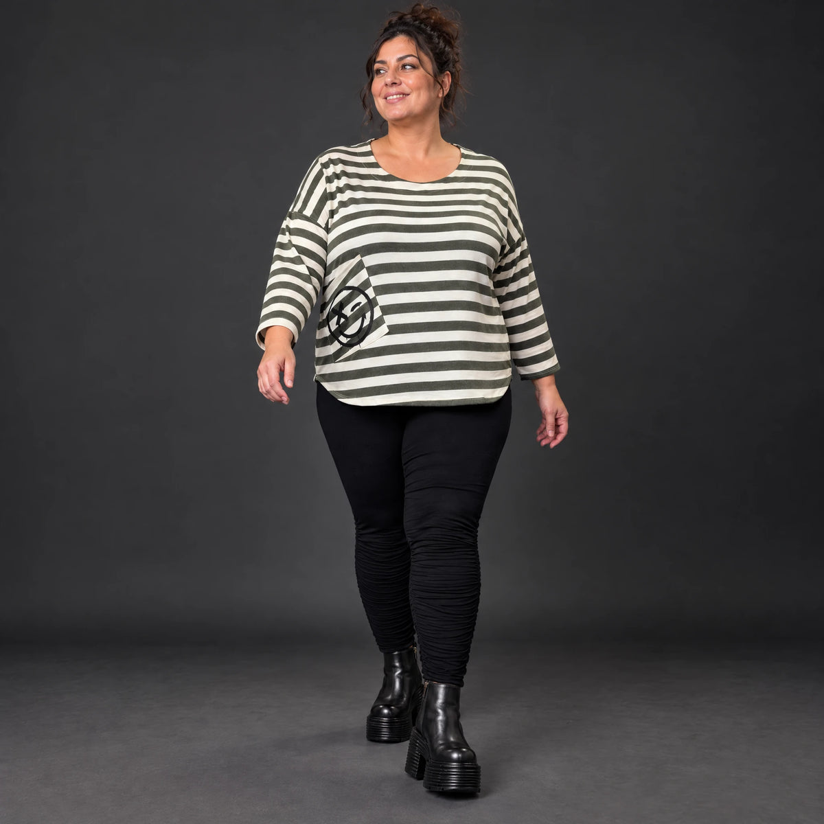 Shirt in Creme/Dunkelgrün aus weichem Stretchjersey mit 7/8-Arm und aufgesetzten Taschen