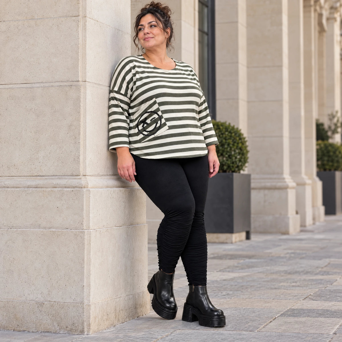 Shirt in Creme/Dunkelgrün aus weichem Stretchjersey mit 7/8-Arm und aufgesetzten Taschen