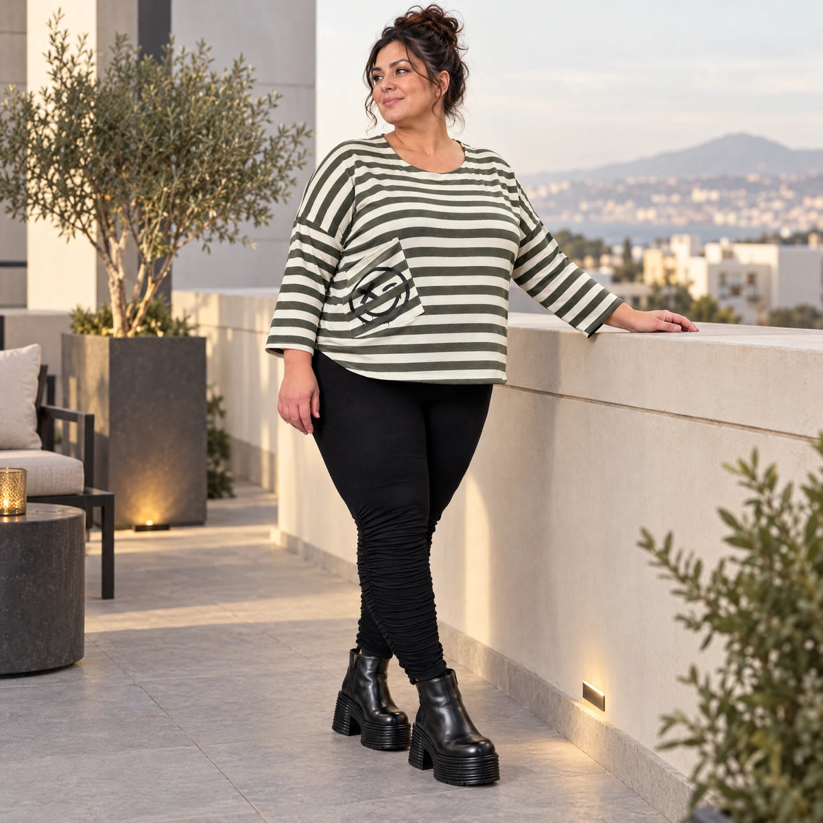 Shirt in Creme/Dunkelgrün aus weichem Stretchjersey mit 7/8-Arm und aufgesetzten Taschen
