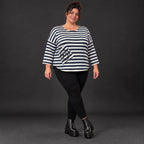 Shirt aus weichem Stretchjersey in Creme/Dunkelblau mit 7/8-Arm und aufgesetzten Taschen