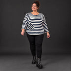 Shirt aus weichem Stretchjersey in Creme/Dunkelblau mit 7/8-Arm und aufgesetzten Taschen