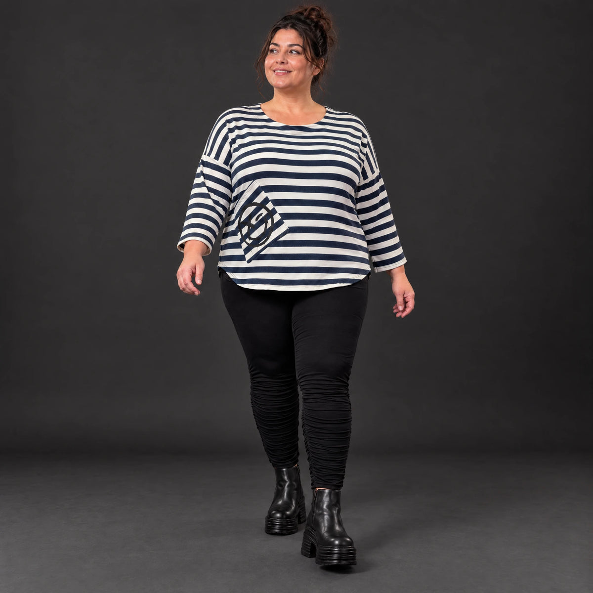 Shirt aus weichem Stretchjersey in Creme/Dunkelblau mit 7/8-Arm und aufgesetzten Taschen