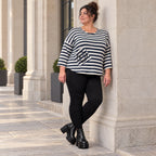 Shirt aus weichem Stretchjersey in Creme/Dunkelblau mit 7/8-Arm und aufgesetzten Taschen