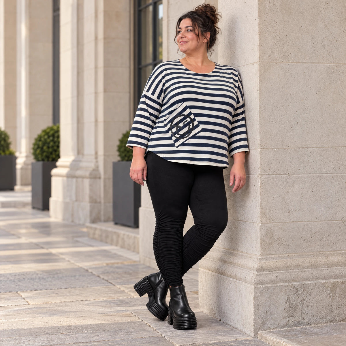 Shirt aus weichem Stretchjersey in Creme/Dunkelblau mit 7/8-Arm und aufgesetzten Taschen