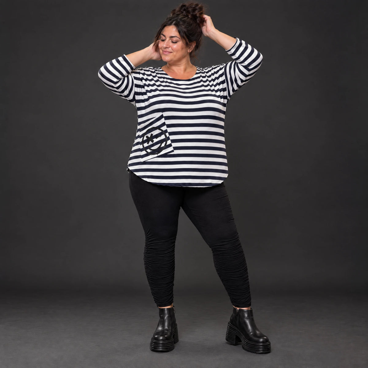 Shirt in Dunkelblau/Weiß aus weichem Stretchjersey mit 7/8-Arm und gerundeter Schnittform
