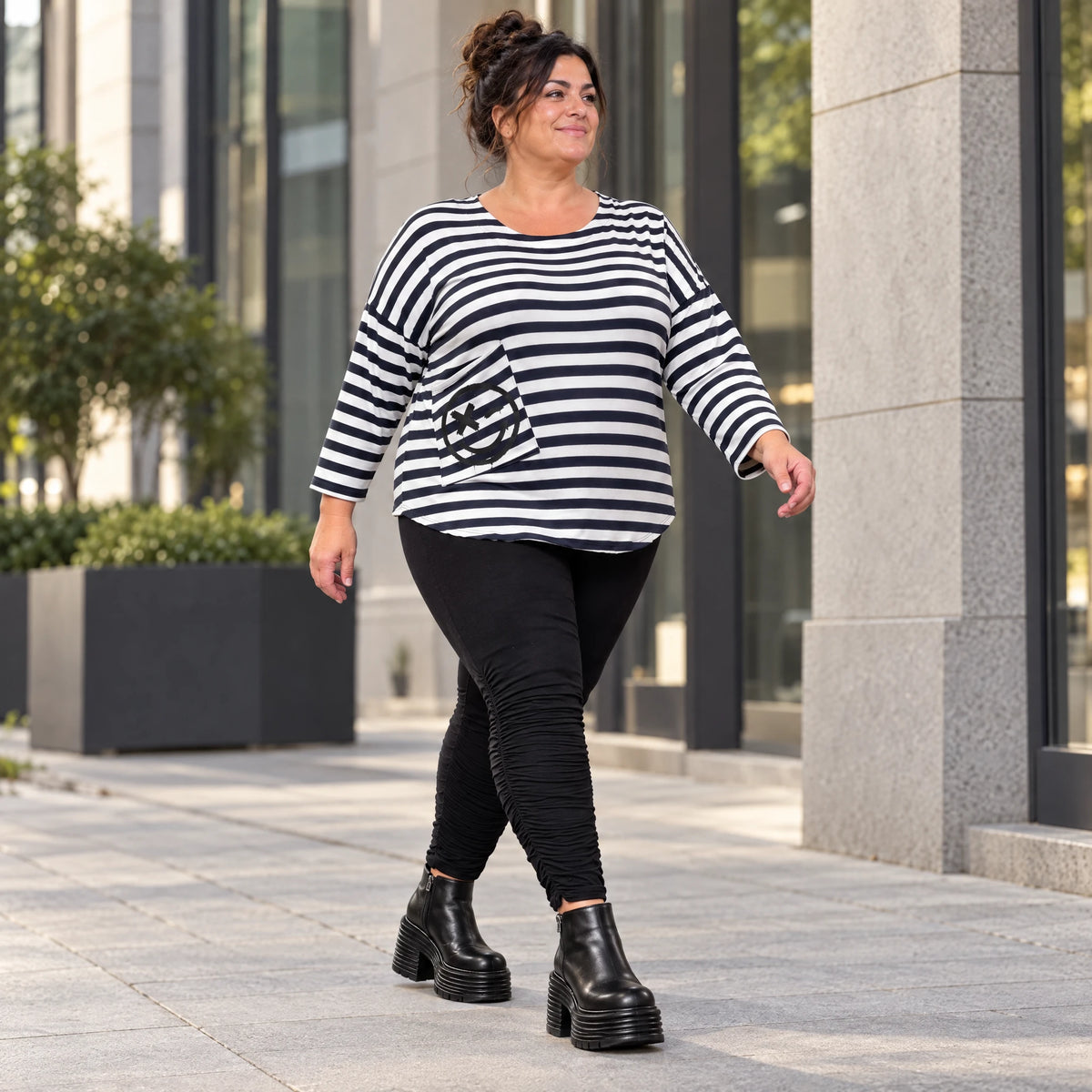 Shirt in Dunkelblau/Weiß aus weichem Stretchjersey mit 7/8-Arm und gerundeter Schnittform