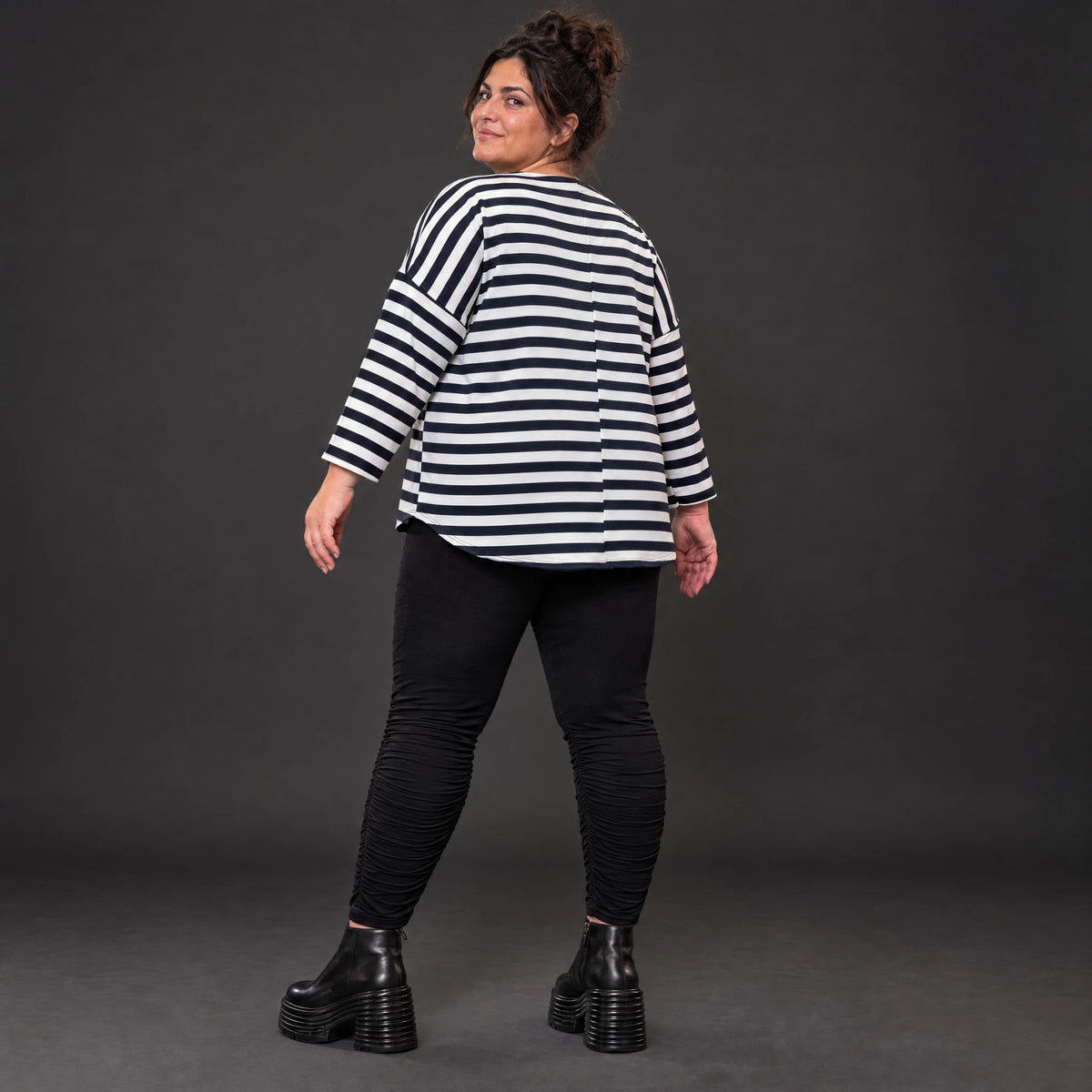 Shirt in Dunkelblau/Weiß aus weichem Stretchjersey mit 7/8-Arm und gerundeter Schnittform