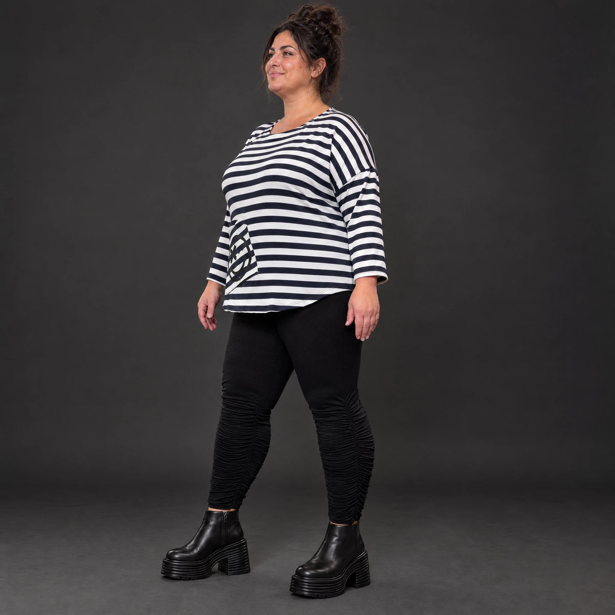 Shirt in Dunkelblau/Weiß aus weichem Stretchjersey mit 7/8-Arm und gerundeter Schnittform
