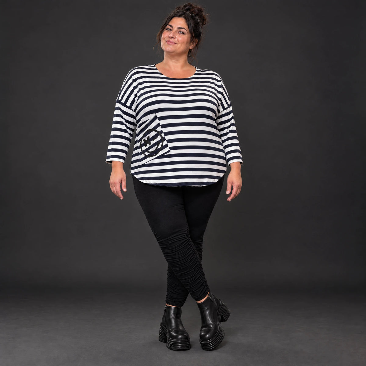 Shirt in Dunkelblau/Weiß aus weichem Stretchjersey mit 7/8-Arm und gerundeter Schnittform