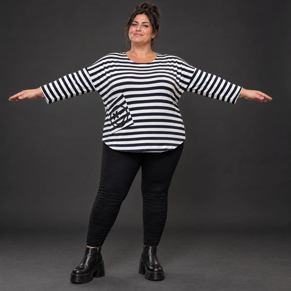 Shirt in Dunkelblau/Weiß aus weichem Stretchjersey mit 7/8-Arm und gerundeter Schnittform