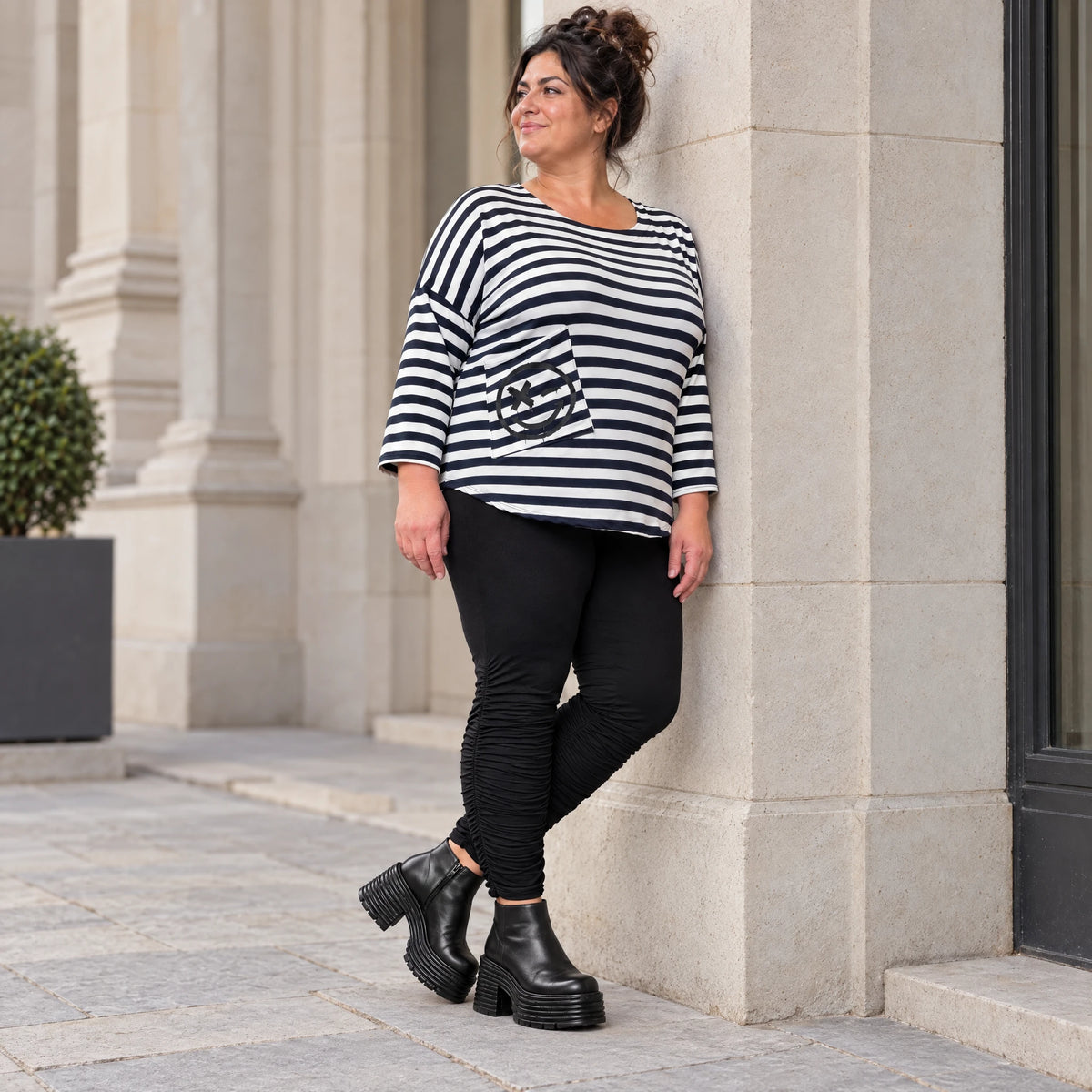 Shirt in Dunkelblau/Weiß aus weichem Stretchjersey mit 7/8-Arm und gerundeter Schnittform